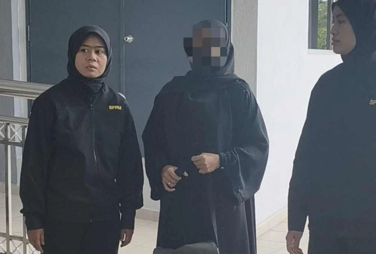 Seorang wanita yang juga setiausaha NGO turut berdepan pertuduhan sama tiba di Mahkamah Sesyen Seremban pada Rabu._Sinar Harian