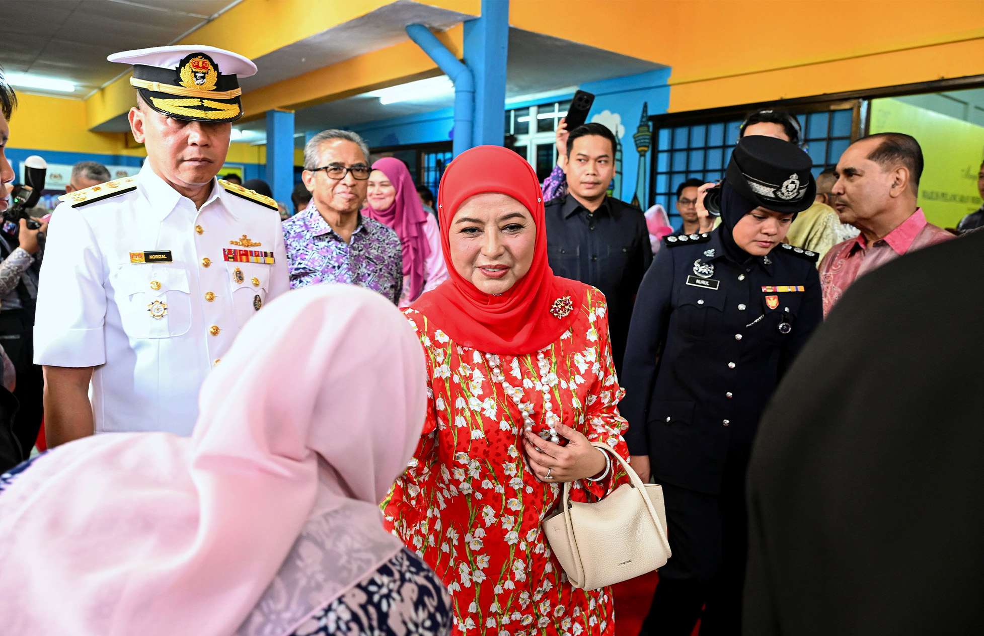KUALA LUMPUR, 27 Ogos -- Raja Permaisuri Agong Raja Zarith Sofiah berkenan beramah mesra dengan tetamu pada Majlis Pelancaran Modul Integriti Kanak-Kanak (MIKa) di Tabika Perpaduan Taman Bukit Cheras, hari ini.  --fotoBERNAMA (2026) HAK CIPTA TERPELIHARA