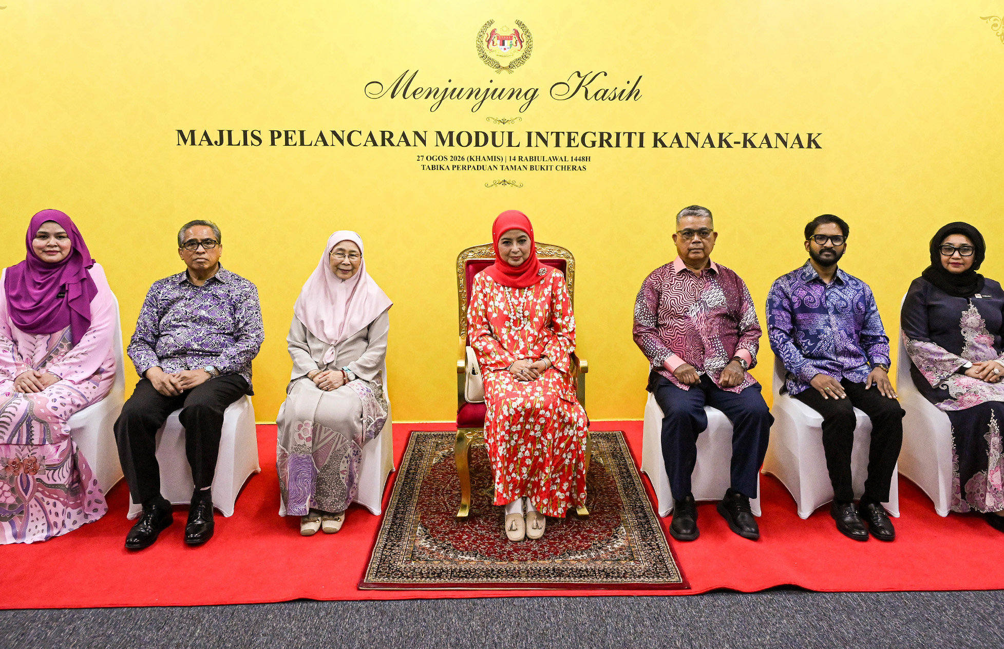 KUALA LUMPUR, 27 Ogos -- Raja Permaisuri Agong Raja Zarith Sofiah (tengah) berkenan bergambar semasa berangkat pada Majlis Pelancaran Modul Integriti Kanak-Kanak (MIKa) di Tabika Perpaduan Taman Bukit Cheras, hari ini.  Turut sama isteri Perdana Menteri yang juga Ahli Parlimen Bandar Tun Razak Datuk Seri Dr Wan Azizah Wan Ismail (tiga, kiri), Ketua Setiausaha Negara merangkap Pengerusi Institut Integriti Malaysia Tan Sri Shamsul Azri Abu Bakar (dua, kiri) dan Menteri Perpaduan Negara Datuk Aaron Ago Dagang 