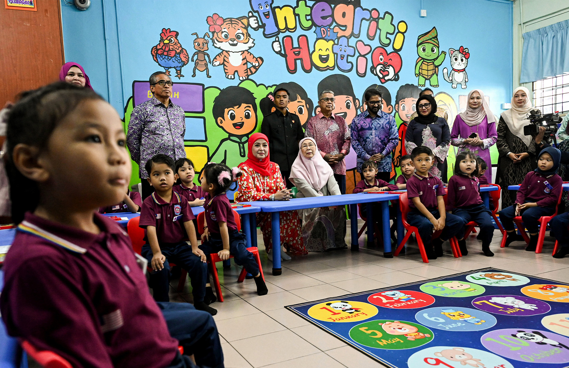 KUALA LUMPUR, 27 Ogos -- Raja Permaisuri Agong Raja Zarith Sofiah diiringi isteri Perdana Menteri yang juga Ahli Parlimen Bandar Tun Razak Datuk Seri Dr Wan Azizah Wan Ismail berkenan melawat di ruang kelas bagi menyaksikan Simulasi Pembelajaran Modul Integriti Kanak-Kanak (MIKa) di Tabika Perpaduan Taman Bukit Cheras, hari ini.  Turut hadir Menteri Perpaduan Negara Datuk Aaron Ago Dagang dan Ketua Setiausaha Negara Tan Sri Shamsul Azri Abu Bakar merangkap Pengerusi Institut Integriti Malaysia.  --fotoBERNA