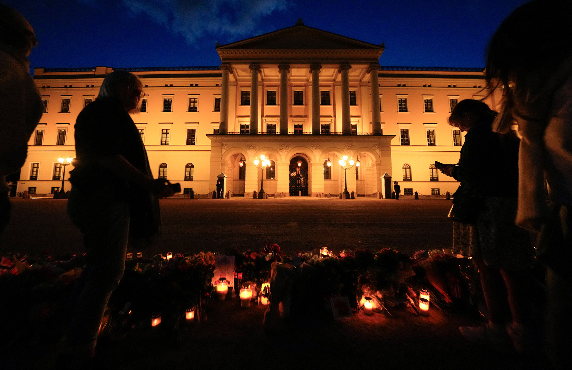 People gather at Slottsplassen in connection with King Harald's worsening health condition, in Oslo, Norway, August 27, 2026. Heiko Junge /NTB/via REUTERS ATTENTION EDITORS - THIS IMAGE WAS PROVIDED BY A THIRD PARTY. NORWAY OUT. NO COMMERCIAL OR EDITORIAL SALES IN NORWAY. NO RESALES. NO ARCHIVES.