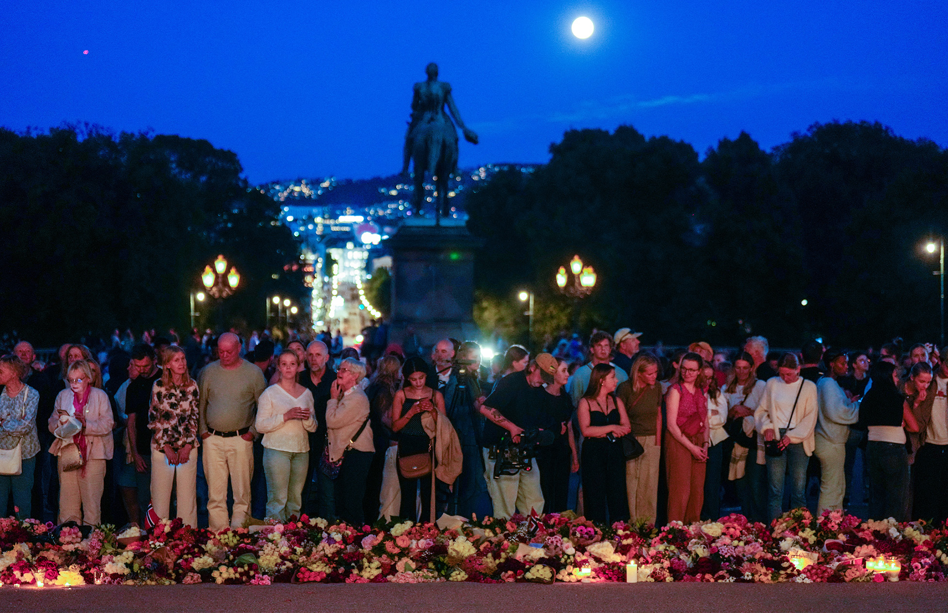People gather at Slottsplassen in connection with King Harald's worsening health condition, in Oslo, Norway, August 27, 2026. Heiko Junge /NTB/via REUTERS ATTENTION EDITORS - THIS IMAGE WAS PROVIDED BY A THIRD PARTY. NORWAY OUT. NO COMMERCIAL OR EDITORIAL SALES IN NORWAY. NO RESALES. NO ARCHIVES.