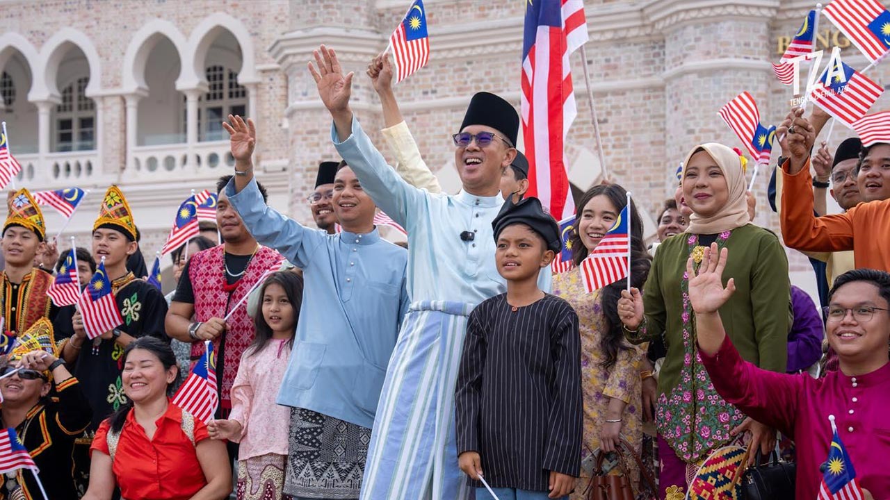 Arwah atuk saya, Raja Zainal Abidin, merupakan Setiausaha Kerajaan Negeri Perlis pada tahun 1957. Ketika Tunku Abdul Rahman mengisytiharkan kemerdekaan di Kuala Lumpur, arwah diberi tanggungjawab mengisytiharkan Kemerdekaan di Perlis. -- IG Tengku Zafrul Aziz