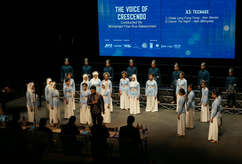 Konduktor, Mohamad Firas Rus Bakarurraini (di hadapan) memimpin The VOC Choir dengan dua gubahan lagu Cikala Leng Pong Pong dan Dance the Night