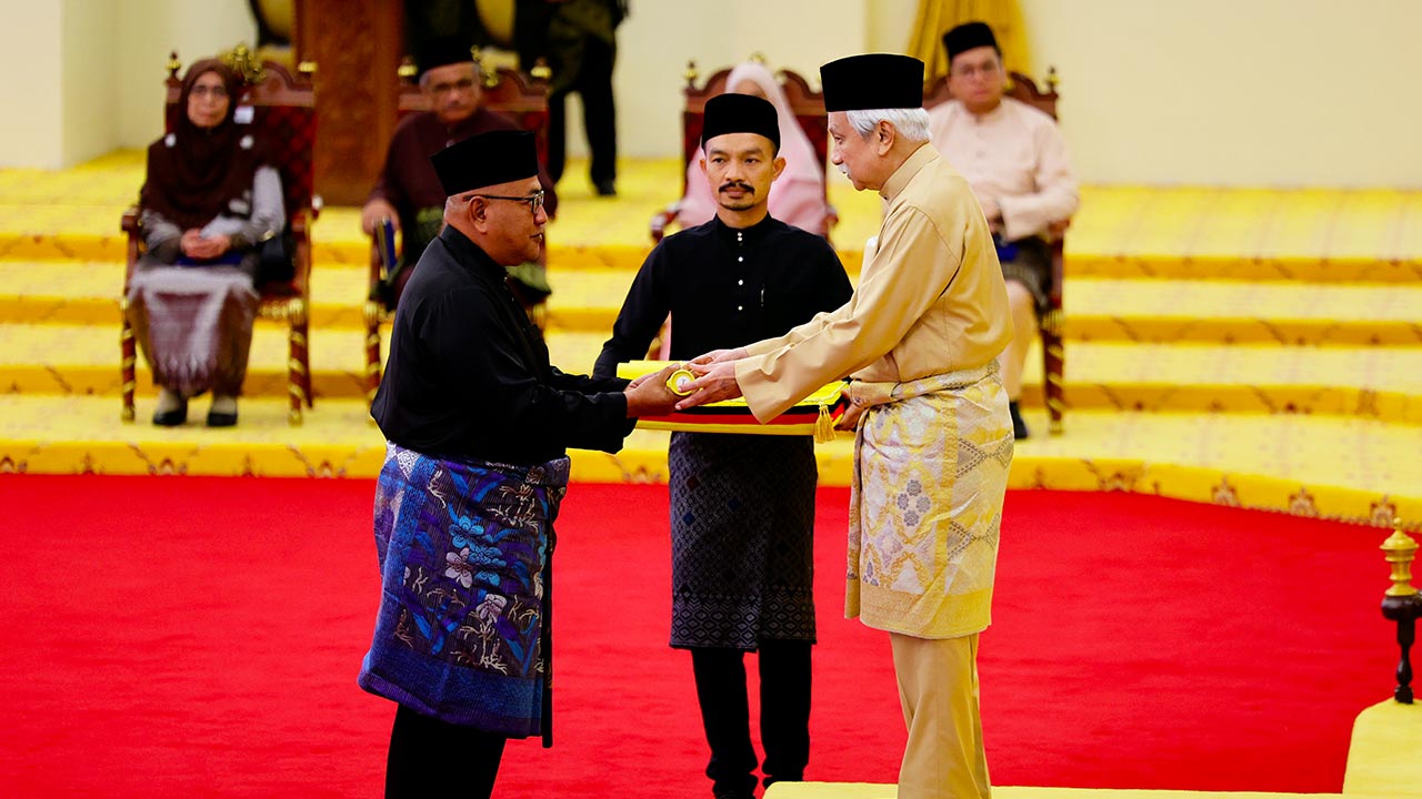 KUALA PILAH, 7 Ogos -- Yang Dipertuan Besar Negeri Sembilan Tuanku Muhriz Tuanku Munawir berkenan menyampaikan watikah pelantikan sebagai Ahli Majlis Mesyuarat Kerajaan Negeri (Exco) Negeri Sembilan bagi penggal baharu kepada Ahli Dewan Undangan Negeri Linggi Datuk Mohd Faizal Ramli pada Istiadat Pelantikan dan Mengangkat Sumpah Ahli Majlis Mesyuarat Kerajaan Negeri Sembilan di Istana Besar Seri Menanti hari ini.  --fotoBERNAMA (2026) HAK CIPTA TERPELIHARA