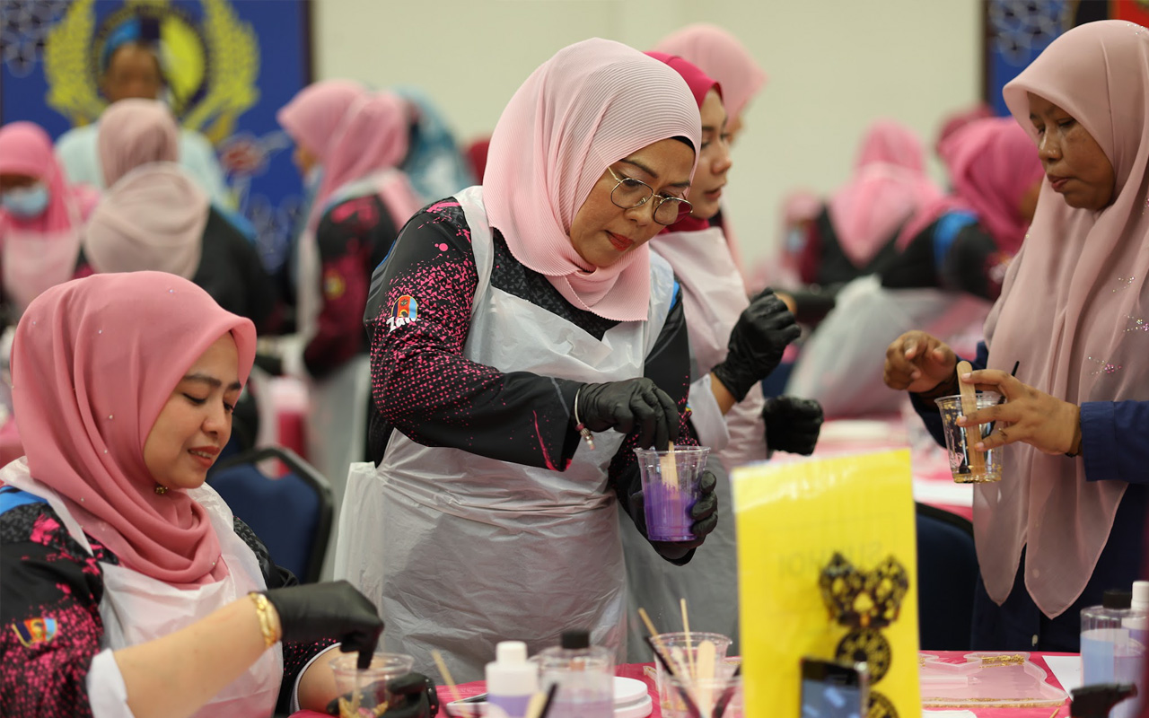 SENDAYAN, 22 Ogos 2026 – Yayasan Lembaga Tabung Angkatan Tentera (Yayasan LTAT) terus memperluas peluang pembangunan kemahiran kepada keluarga Angkatan Tentera Malaysia (ATM) menerusi pelaksanaan Kursus Resin Art di bawah Program Kemahiran Keluarga Tentera (K²T), yang buat pertama kalinya diperkenalkan kepada ahli Badan Kebajikan Keluarga Angkatan Tentera (BAKAT) menerusi pelaksanaan Program K²T. _YAYASAN LEMBAGA TABUNG ANGKATAN TENTERA