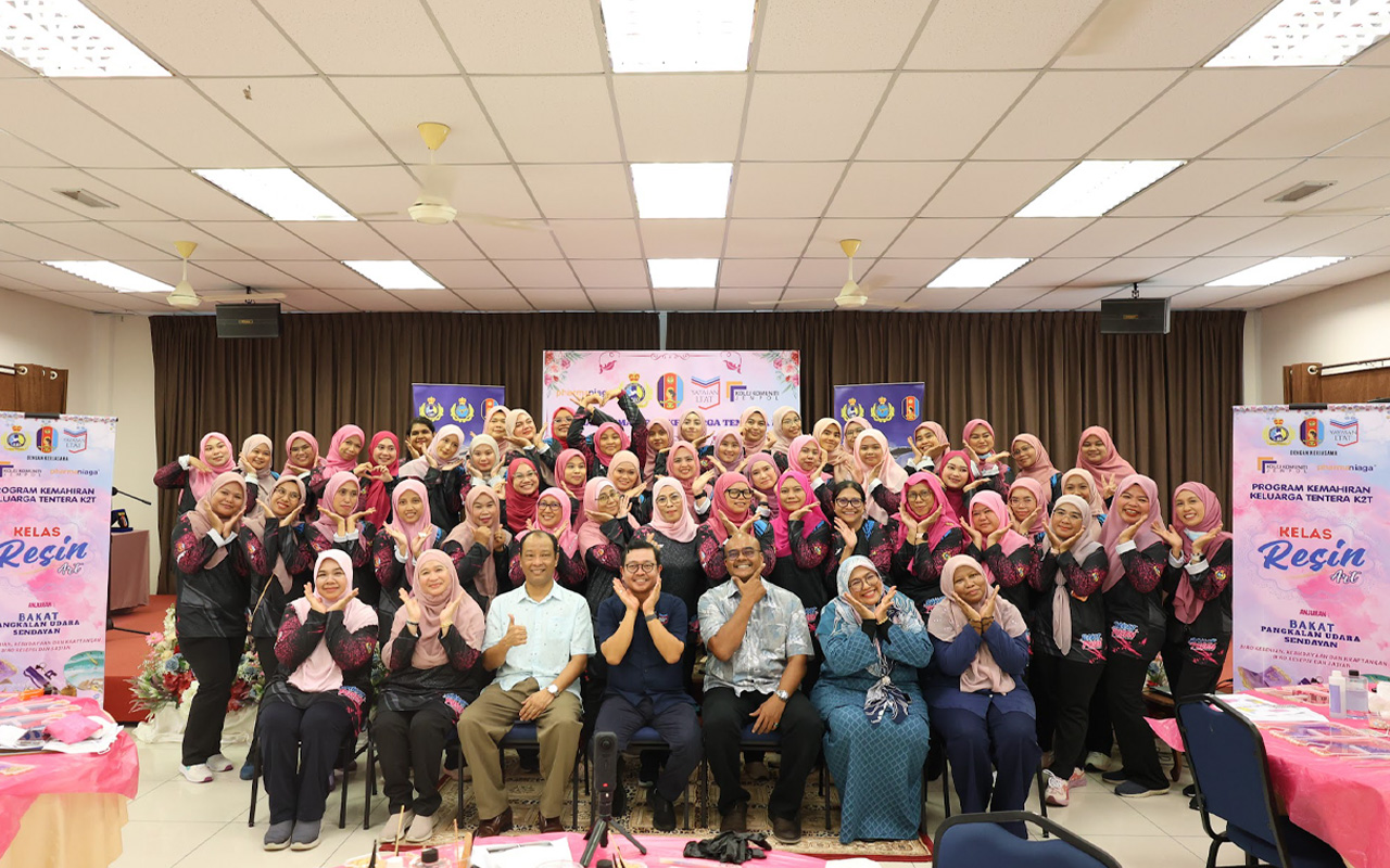 SENDAYAN, 22 Ogos 2026 – Yayasan Lembaga Tabung Angkatan Tentera (Yayasan LTAT) terus memperluas peluang pembangunan kemahiran kepada keluarga Angkatan Tentera Malaysia (ATM) menerusi pelaksanaan Kursus Resin Art di bawah Program Kemahiran Keluarga Tentera (K²T), yang buat pertama kalinya diperkenalkan kepada ahli Badan Kebajikan Keluarga Angkatan Tentera (BAKAT) menerusi pelaksanaan Program K²T. _YAYASAN LEMBAGA TABUNG ANGKATAN TENTERA