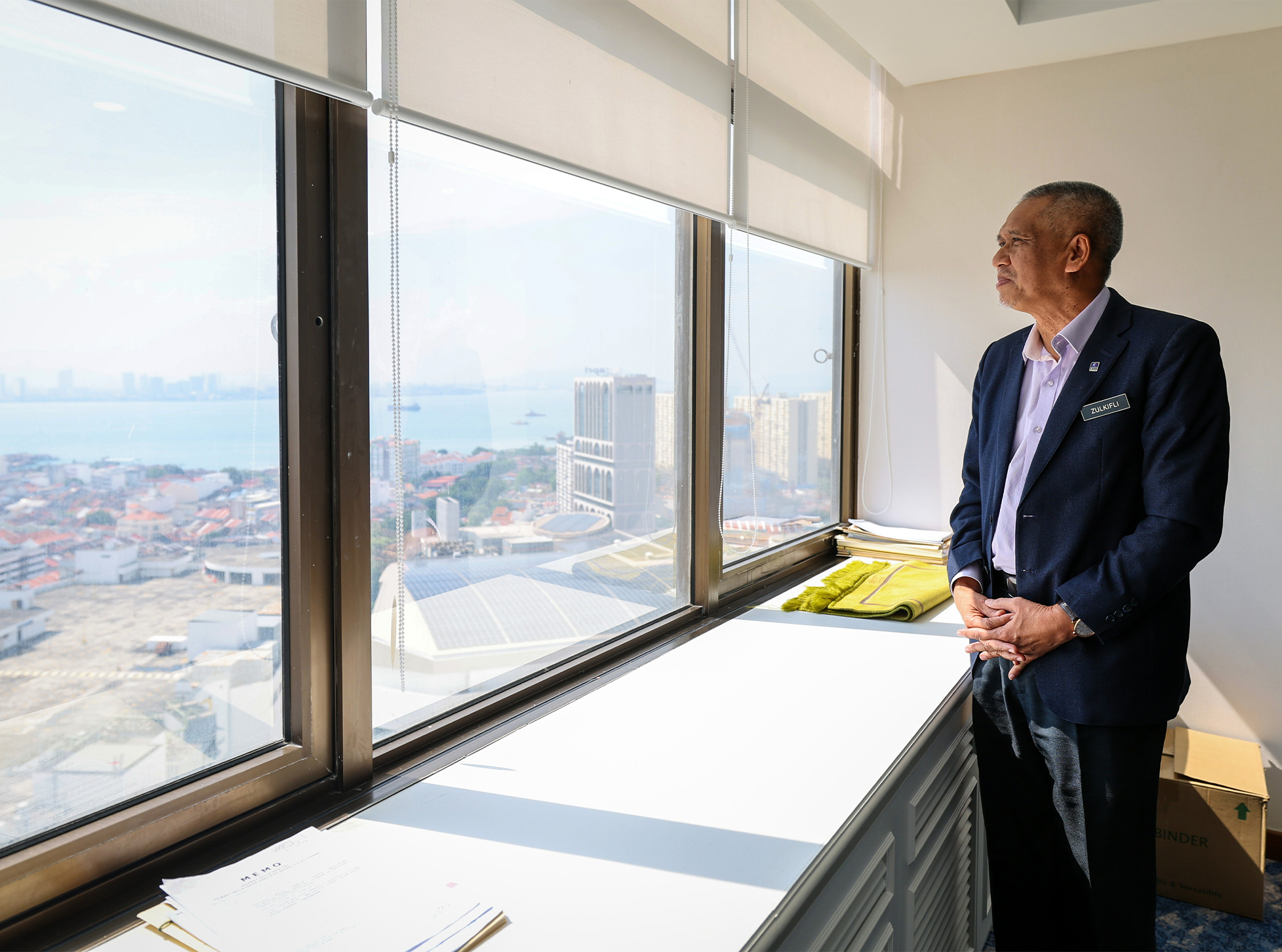 GEORGE TOWN, 1 Ogos -- Selepas lebih 28 tahun berkhidmat dalam perkhidmatan awam, Setiausaha Kerajaan Negeri (SUK) Pulau Pinang Datuk Seri Zulkifli Long bakal menamatkan tugasnya esok dengan meninggalkan pelbagai pembaharuan dalam pentadbiran negeri.  Sepanjang kerjayanya, beliau berkhidmat di pelbagai jabatan termasuk pejabat daerah, pentadbiran tanah, Jabatan Hal Ehwal Agama Islam Pulau Pinang, Unit Penyelarasan Pelaksanaan (ICU), Unit Perancang Ekonomi Negeri serta Jabatan Ketua Pengarah Tanah dan Galian