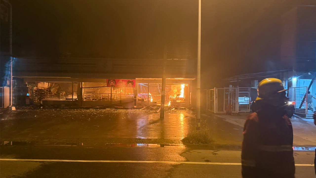 Polis Thailand menahan dua suspek susulan kejadian berbalas tembakan dan letupan di sebuah kedai serbaneka di daerah Mayo, Pattani, malam tadi