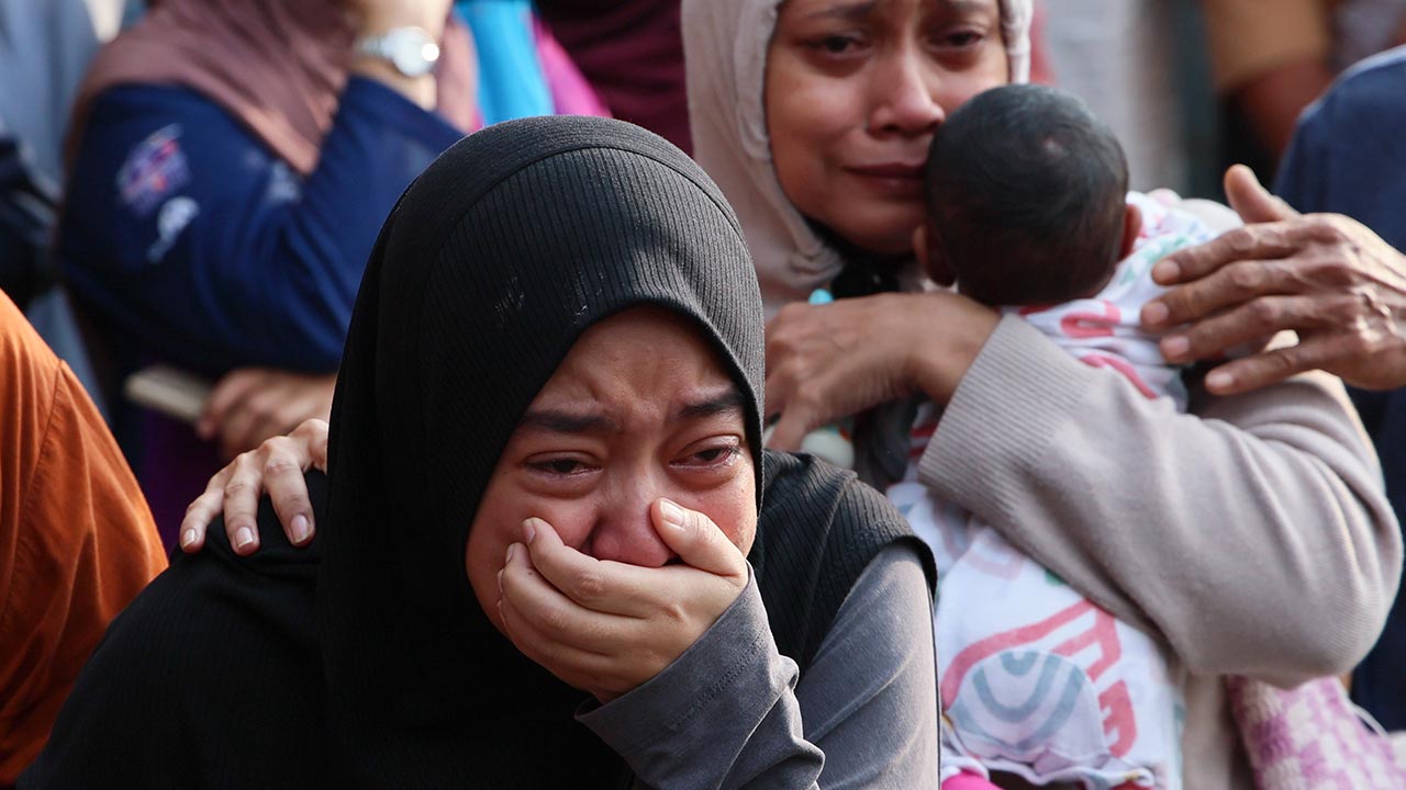 KUALA NERUS, 26 Ogos -- Nur Izzah Ahmad tidak dapat menahan kesedihan selepas jenazah suaminya, Amirul Fahmi Wan Jusoh, 40, dan anak lelakinya, Rehan Yusuf, 9, ditemukan pasukan penyelamat selepas rumah keluarga mereka terbakar di Kampung Tok Jembal, hari ini.  Timbalan Pengarah Jabatan Bomba dan Penyelamat Terengganu, Mohd Shahrin Yusmar Mat Yusof berkata, pihaknya menerima panggilan kecemasan berhubung kejadian itu pada pukul 2.49 pagi dan operasi berakhir pada pukul 8.40 pagi.  Dalam kejadian itu terdapa