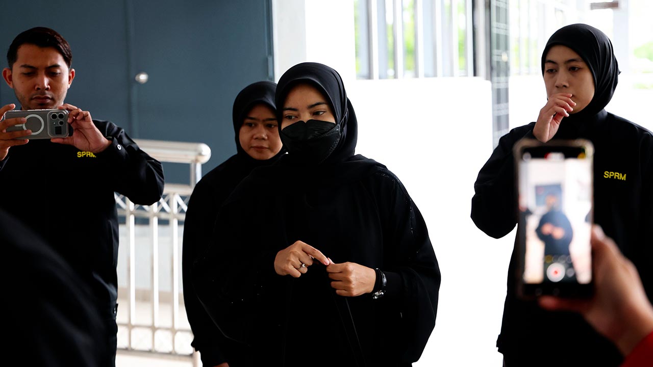 SEREMBAN, 26 Ogos -- Setiausaha Pertubuhan Rezeki Infaq Malaysia (PRIM) Noor Sahira Abdullah, 30, mengaku tidak bersalah atas 34 pertuduhan bersubahat dengan pengerusi pertubuhan berkenaan Abdullah Abdol Razak dengan sengaja membantu beliau membuat pemindahan wang secara perbankan dalam talian.  Noor Sahira yang diwakili Azrul Zulkifli dibenarkan jaminan RM200,000 dengan dua penjamin tempatan berusia 21 tahun ke atas berserta syarat tambahan sama. Sebutan semula untuk kesemua kes tersebut ditetapkan pada 28
