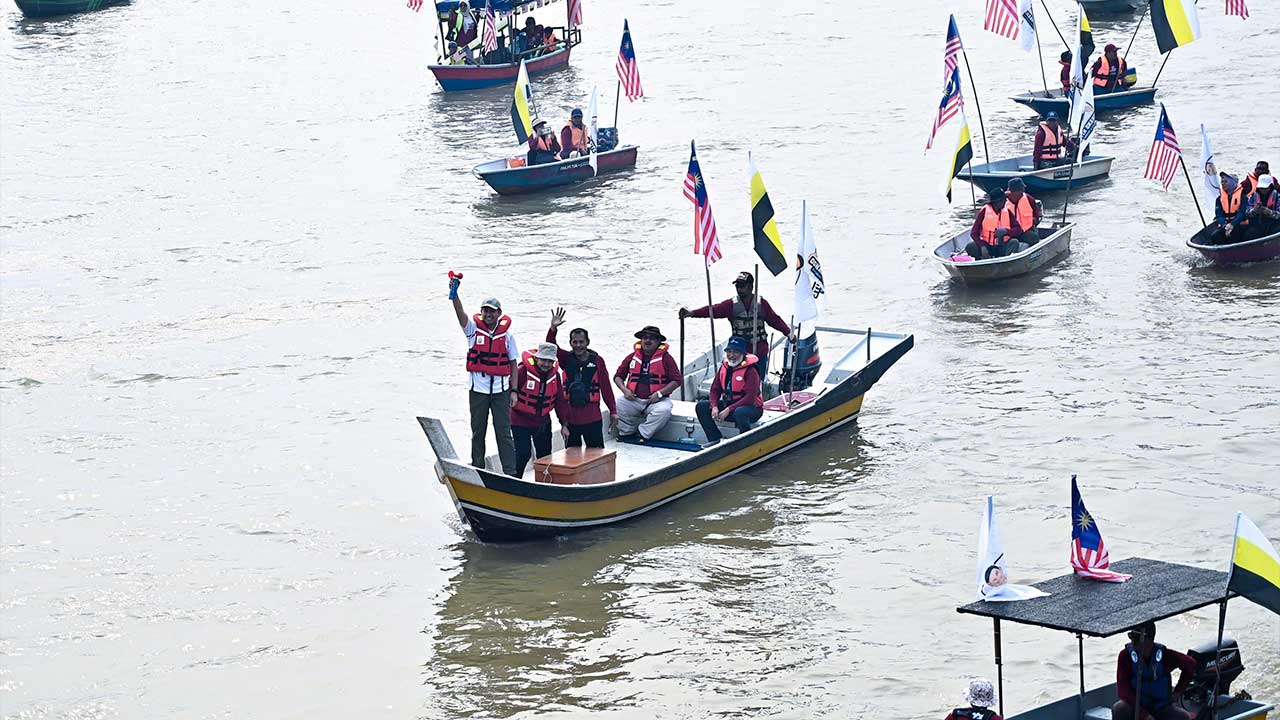 PASIR SALAK, 16 Sept - Pengerusi KEMAS Pasir Salak Datuk Ramelle Ramli melepaskan para peserta Program Perarakan 100 Bot sempena Sambutan Hari Malaysia di Jeti Nelayan Kepala Pulau hari ini. - fotoBERNAMA (2026) HAK CIPTA TERPELIHARA