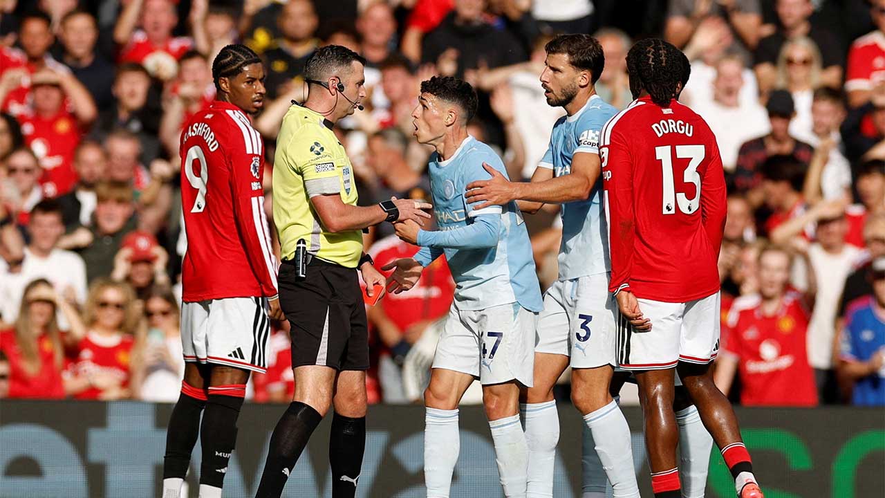 Soccer Football - Premier League - Manchester United v Manchester City - Old Trafford, Manchester, Britain - September 13, 2026 Manchester City's Phil Foden remonstrates with referee Michael Oliver after being shown a red card Action Images via Reuters/Jason Cairnduff EDITORIAL USE ONLY. NO USE WITH UNAUTHORIZED AUDIO, VIDEO, DATA, FIXTURE LISTS, CLUB/LEAGUE LOGOS OR 'LIVE' SERVICES. ONLINE IN-MATCH USE LIMITED TO 120 IMAGES, NO VIDEO EMULATION. NO USE IN BETTING, GAMES OR SINGLE CLUB/LEAGUE/PLAYER PUBLICAT