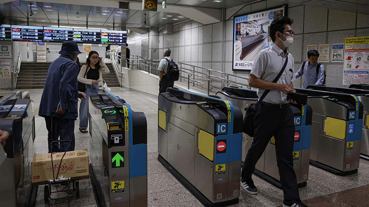 NAGOYA, 23 Sept - Suasana di platform stesen kereta api di Jepun apabila kemunculan Shinkansen sentiasa mencuri perhatian, terutama dalam kalangan pengunjung yang pertama kali berpeluang menaiki kereta api berkelajuan tinggi itu ketika tinjauan hari ini. Kereta api yang sinonim dengan sistem pengangkutan moden Jepun itu bergerak pantas, namun suasana di dalam gerabak kekal tenang dan teratur. Penumpang dilihat memanfaatkan masa perjalanan untuk berehat, membaca, menikmati makanan atau sekadar melihat pemand