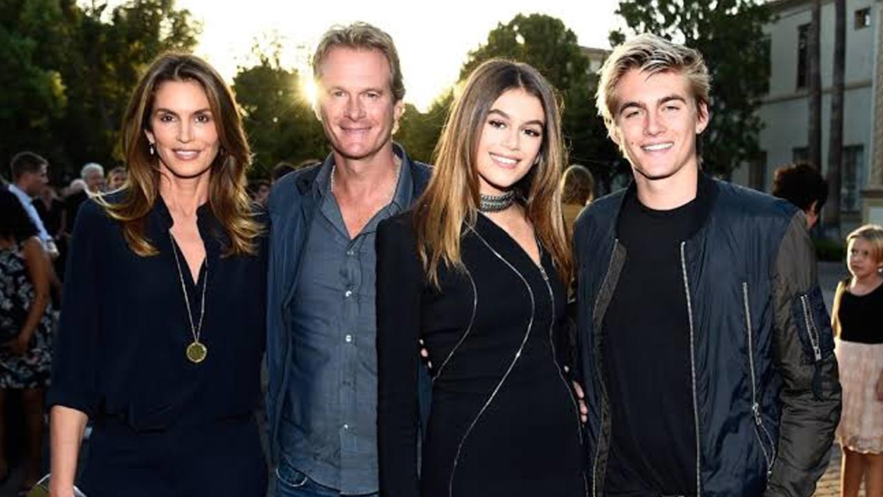 Anak lelaki kepada pasangan terkenal, supermodel Cindy Crowfard dan suami, Rande Gerber, Presley Gerber dilaporkan meninggal dunia pada usia 27 tahun. -- GEMPAK