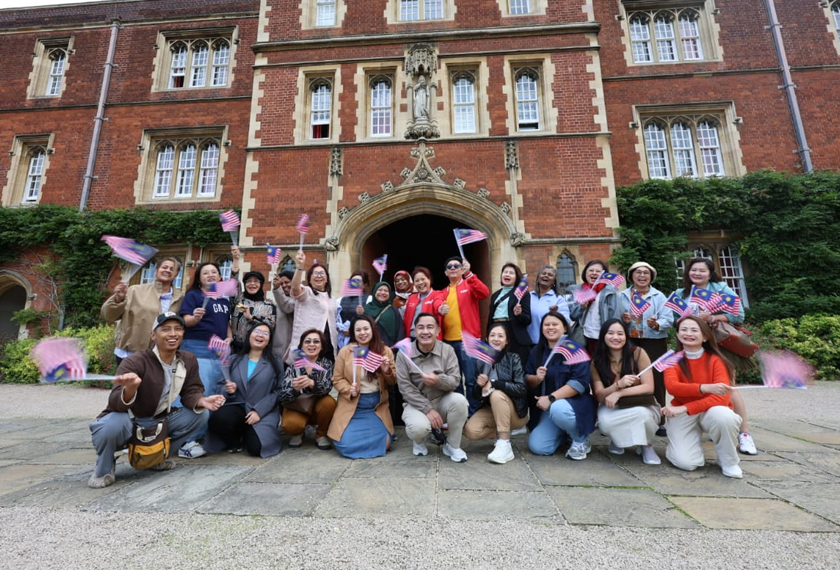 Cambridge English For Life (CEFL ) berbangga apabila tahun ini mereka bukan sahaja menyambut ulang tahun ke-25 penubuhannya, tetapi juga meraikan Hari Malaysia di Cambridge, UK. - Foto Astro Awani