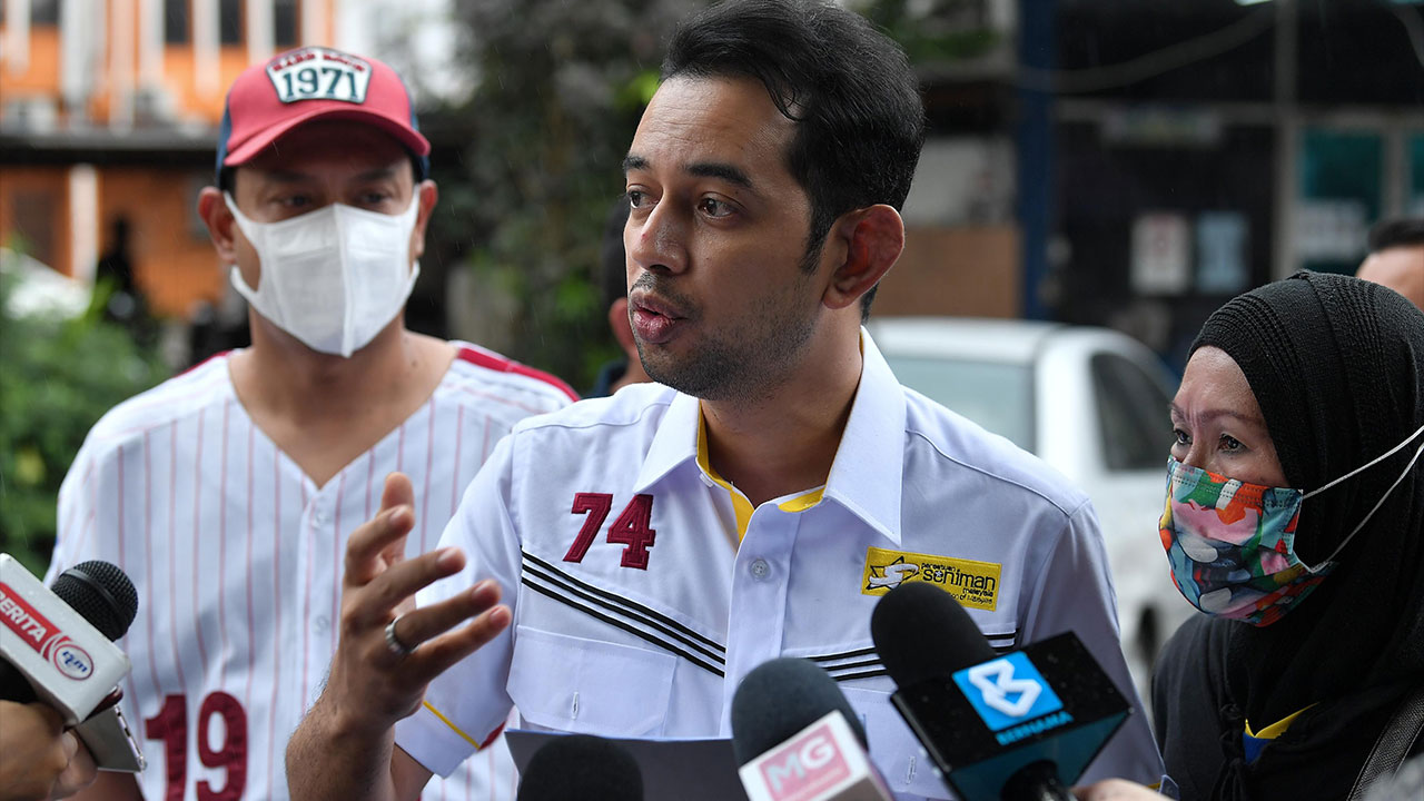 KUALA LUMPUR, 11 Dis - Setiausaha Agung Persatuan Seniman Mohd Hafiz Mohd Nafiah bercakap pada sidang media selepas membuat laporan polis di Balai Polis Taman Melawati hari ini berhubung isu filem - Babi - arahan pengarah filem Wee Meng Chee atau Namawee yang ditayangkan di luar negara kerana dipercayai mempunyai unsur perkauman dan didakwa telah menjejaskan imej Malaysia. - fotoBERNAMA (2020) HAK CIPTA TERPELIHARA