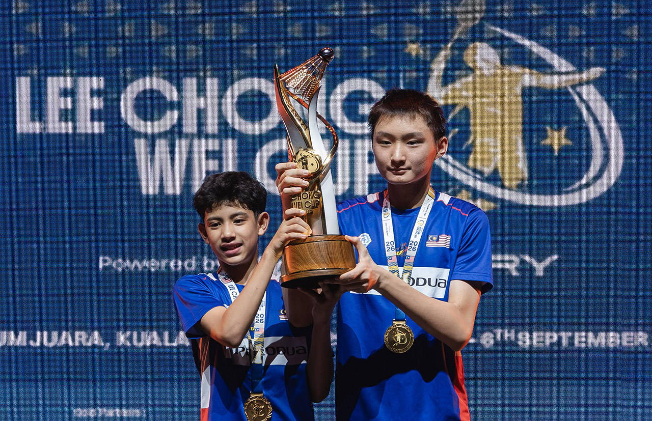 KUALA LUMPUR, 6 Sept - Pasangan beregu Gan Giap Han (kanan) dan Shahadzryl Suhaime (kiri) memenangi acara beregu lelaki bawah 13 pada Perlawanan Akhir Kejohanan Piala Lee Chong Wei 2026 di Stadium Juara, hari ini. - fotoBERNAMA (2026) HAK CIPTA TERPELIHARA