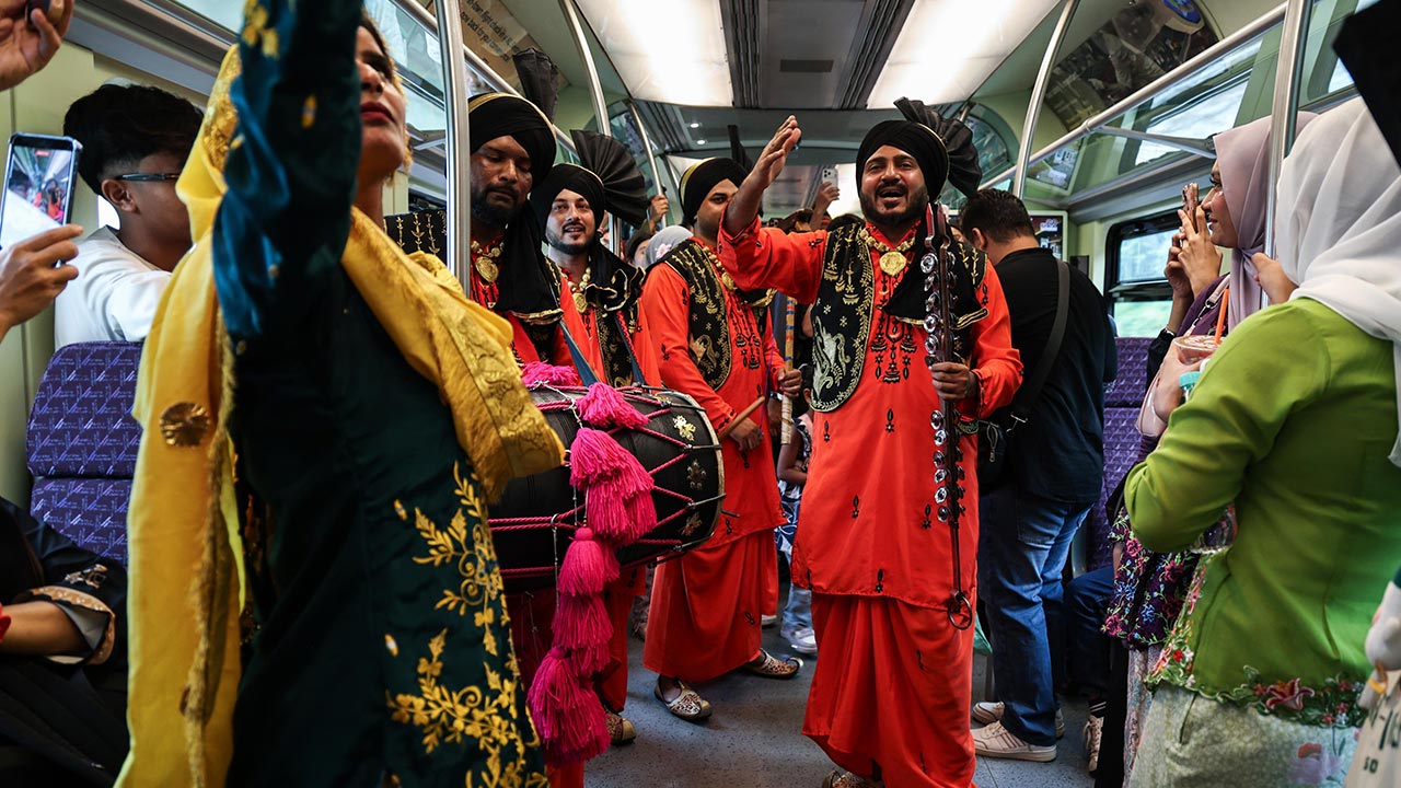 KUALA LUMPUR, 16 Sept " Pelbagai gelagat unik dan mencuit hati para peserta menyemarakkan lagi penganjuran Keretapi Sarong 2026 (KS26) edisi ke-10 di ibu kota hari ini. - fotoBERNAMA (2026) HAK CIPTA TERPELIHARA