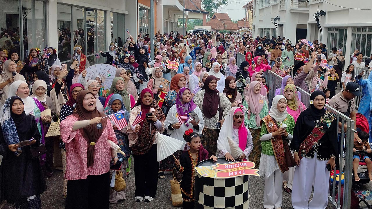 KOTA BHARU, 16 Sept - Pengunjung memeriahkan sambutan Keretapi Sarong 2026 Kelantan di Taman Tengku Anis sempena Hari Malaysia hari ini. Penganjuran kali keempat di Kelantan itu menarik lebih 2,000 pengunjung serta 500 peserta yang menaiki tren KTMB melalui empat stesen utama di negeri ini. - fotoBERNAMA (2026) HAK CIPTA TERPELIHARA