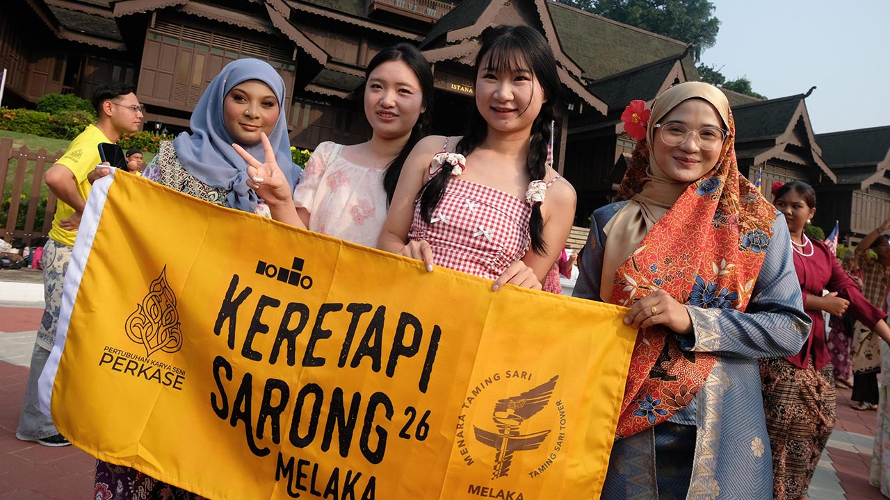 MELAKA, 16 Sept - Pelancong asing turut tidak melepaskan peluang bergambar bersama peserta program Keretapi Sarong 2026 bertemakan Sayang Malaysia sempena sambutan Hari Malaysia di pekarangan Muzium Kesultanan Melayu Melaka, Banda Hilir hari ini. Semangat perpaduan dipupuk menerusi penyertaan kira-kira 2,000 peserta pelbagai kaum dari seluruh Melaka yang mengenakan pakaian tradisional dalam program Keretapi Sarong 2026 bagi memeriahkan sambutan Hari Malaysia. - fotoBERNAMA (2026) HAK CIPTA TERPELIHAR