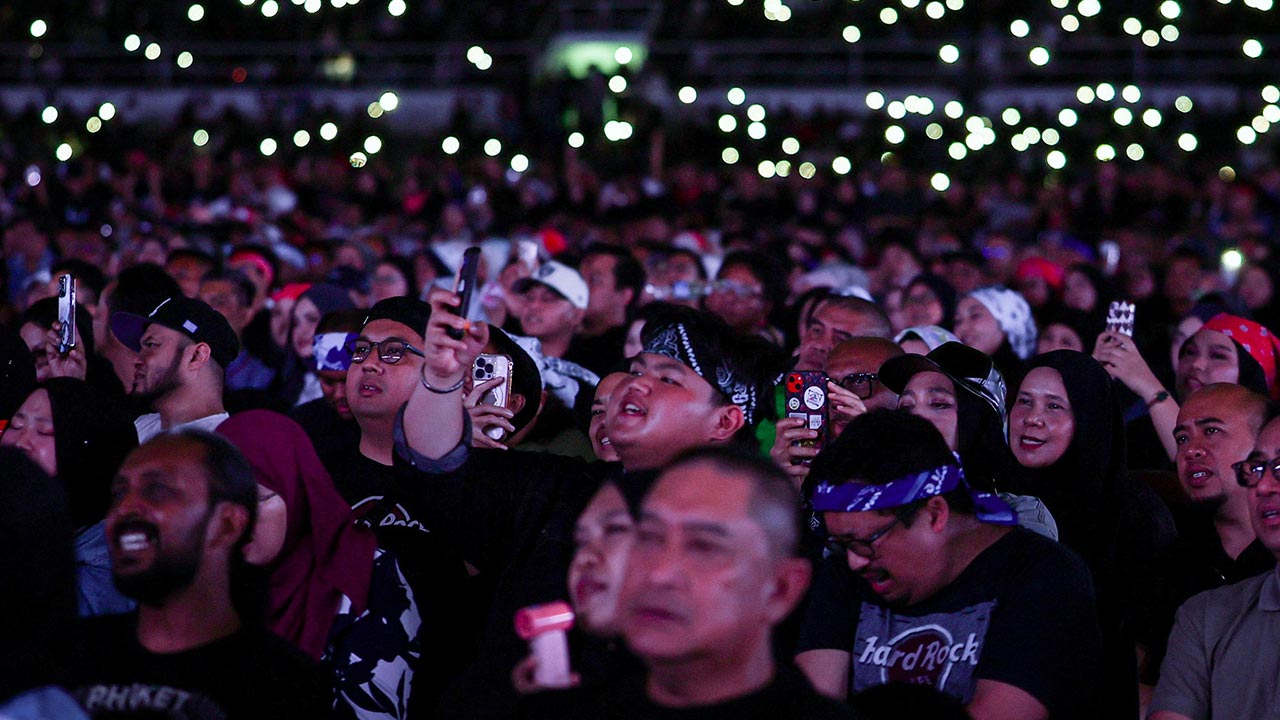 KUALA LUMPUR, 14 Sept - Menghiburkan 20,000 peminat selama hampir empat jam tanpa henti mungkin bukan hal mudah, namun legenda rock tanah air Datuk Awie membuktikan staminanya masih utuh menerusi konsert Awie Rock King: Last Man Standing di Stadium Merdeka, di sini, Sabtu lepas. Walaupun mengakui malam itu beliau kurang sihat, Awie atau nama sebenarnya Ahmad Azhar Osman, tetap berjaya memberi kenangan istimewa kepada peminat menerusi 35 deretan lagu hitnya. - fotoBERNAMA HAK CIPTA TERPELIHARA