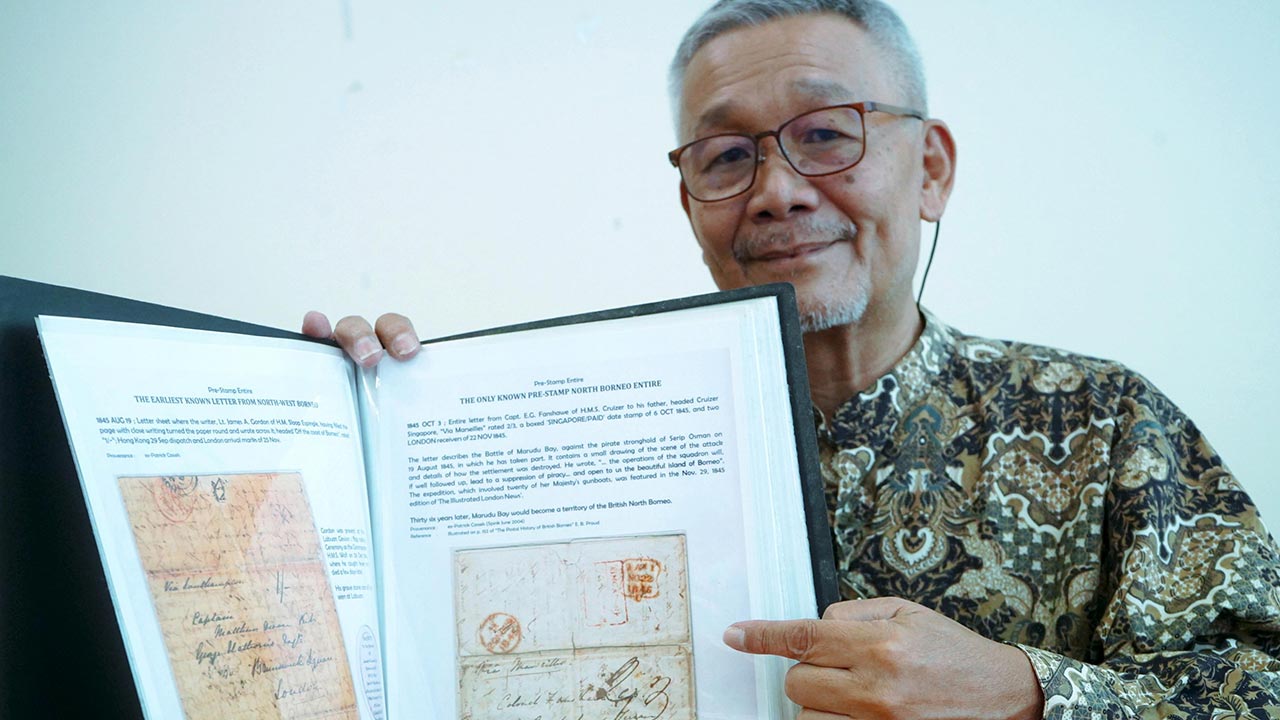 KOTA KINABALU, 13 Sept - Pengumpul setem Borneo Utara William Wang, 67, yang diberi gelaran "Raja Segala Hobi" atau King of Hobbies menunjukkan koleksi "pre-stamp North Borneo entire" dalam temu bual bersama BERNAMA baru-baru ini. William berpandangan bahawa mengumpul setem bukan sekadar aktiviti, sebaliknya menjadi wadah untuk mendalami sejarah, ilmu dan perkembangan masyarakat menerusi setiap keping setem yang dikumpulkannya. Bagi ahli filateli itu, minatnya bermula ketika beliau berusia 10 tahun selepas 