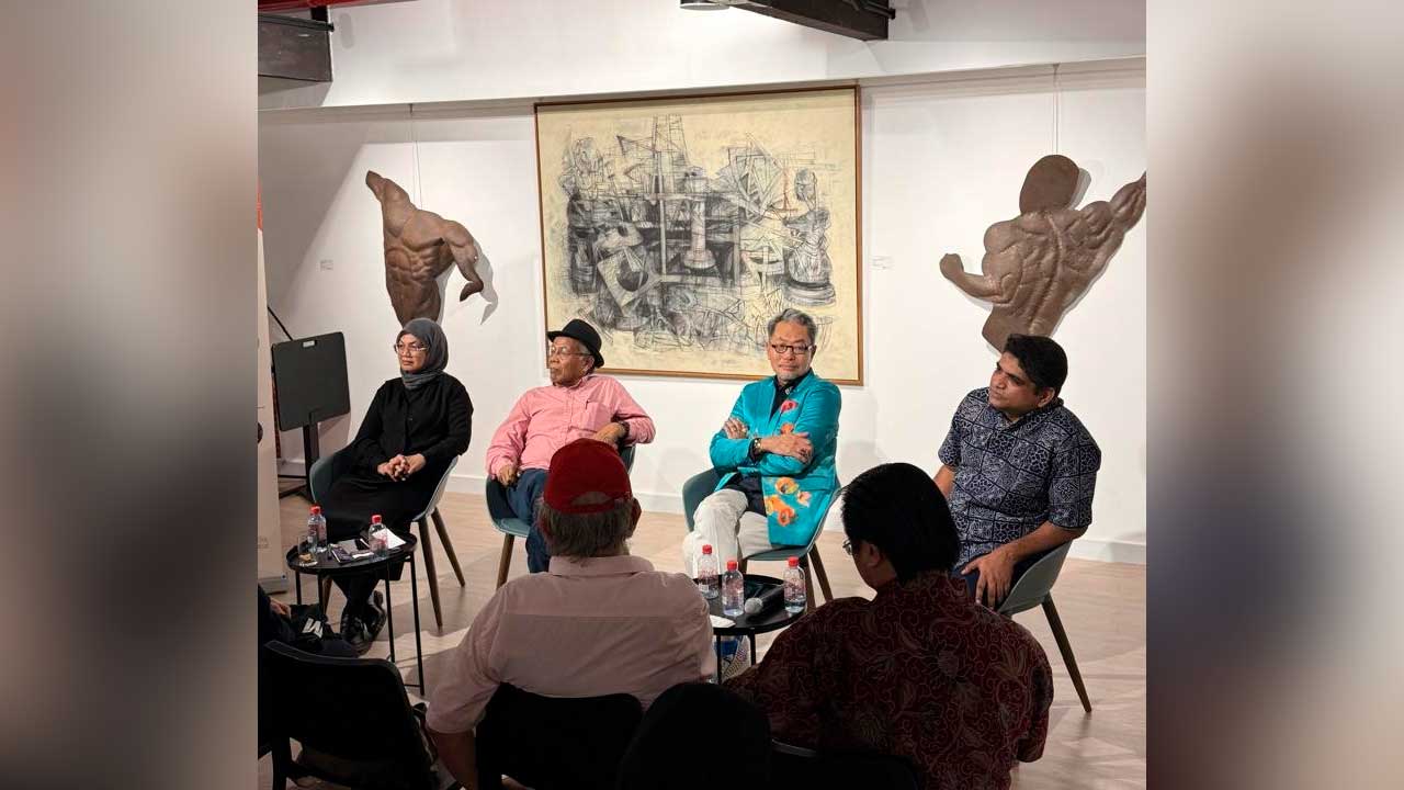 Sesi bicara Ways of Seeing: Art, Poetry, Conversation di Kongsi Kreatif, Bangunan Sultan Abdul Samad, menghimpunkan sejarawan seni Dr. Zakaria Ali, seniman dan kurator Dr. Roopesh Sitharan serta Ismail Tan Sri Ani Arope dari CIMB, dengan Profesor Madya Dr. Roslina Ismail sebagai moderator.
