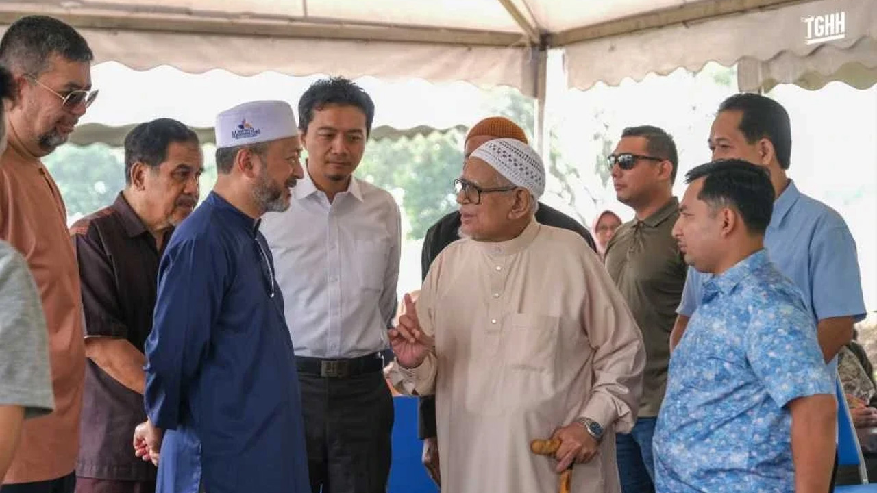 INSERT_ABDUL HADI MELAWAT PUSARA TUN HASMAH_SINAR