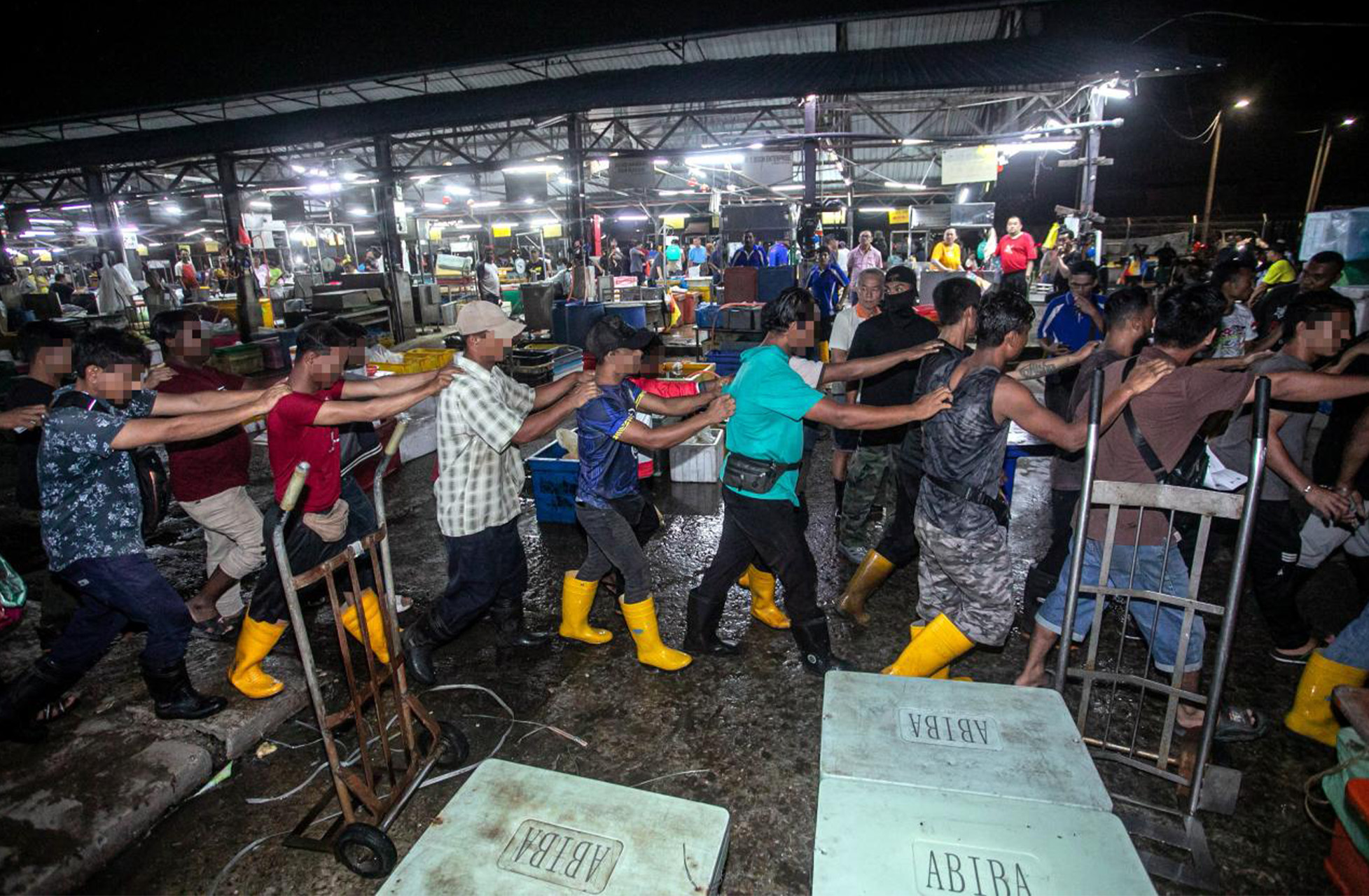 IPOH, 25 Okt -- Antara warga asing yang ditahan Jabatan Imigresen Malaysia (JIM) ketika operasi di Pasar Borong di sini, hari ini.  Seramai 109 warga asing ditahan dalam dua operasi penguatkuasaan JIM di sekitar bandar raya ini, malam tadi hingga awal pagi ini.  --fotoBERNAMA (2026) HAK CIPTA TERPELIHARA