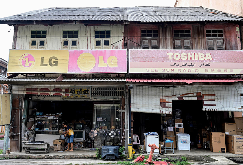 DUNGUN, 8 Okt - Pekerja menjalankan rutin harian di sebuah bangunan kedai kayu ketika tinjauan di Kuala Dungun hari ini.  Deretan kedai dua tingkat yang diperbuat daripada kayu atau lebih dikenali sebagai "'kedai kayu "' di Kuala Dungun di sini yang masih bertahan hingga kini bukan sekadar tinggalan seni bina tradisional malah menjadi saksi sejarah sebuah bandar yang pernah menjadi nadi perdagangan dan kegiatan ekonomi daerah ini.  Bangunan kayu berkenaan yang dibina pada 1933 mempunyai ciri keaslian seni b