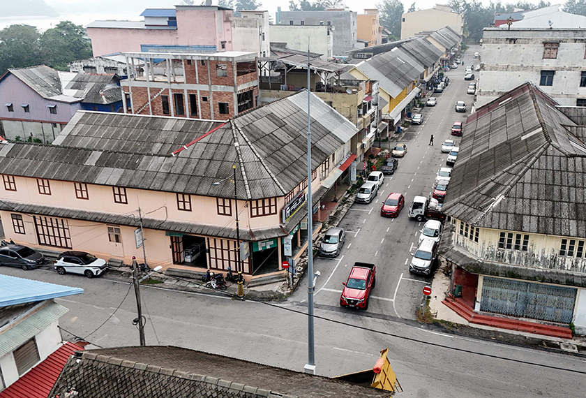 DUNGUN, 8 Okt - Deretan kedai dua tingkat yang diperbuat daripada kayu atau lebih dikenali sebagai "'kedai kayu "' di Kuala Dungun di sini yang masih bertahan hingga kini bukan sekadar tinggalan seni bina tradisional malah menjadi saksi sejarah sebuah bandar yang pernah menjadi nadi perdagangan dan kegiatan ekonomi daerah ini.  Bangunan kayu berkenaan yang dibina pada 1933 mempunyai ciri keaslian seni bina tradisional termasuk penggunaan kayu pada struktur utama dan tingkap walaupun sebahagiannya telah mela