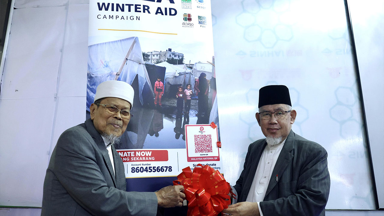 KUALA LUMPUR, 4 Oct - Presiden Majlis Perundingan Pertubuhan Islam Malaysia (MAPIM) Mohd Azmi Abd Hamid (kanan) bersama Pengerusi MANAR (Alliance of World Mosques in Defence of Al-Aqsa) Datuk Seri Syekh Ahmad Awang (kiri) melancarkan Kempen Bantuan Kemanusiaan Musim Sejuk Gaza 2026 sempena Majlis Makan Malam dan Pelancaran Kempen tersebut di sini malam ini. - fotoBERNAMA (2026) HAK CIPTA TERPELIHARA