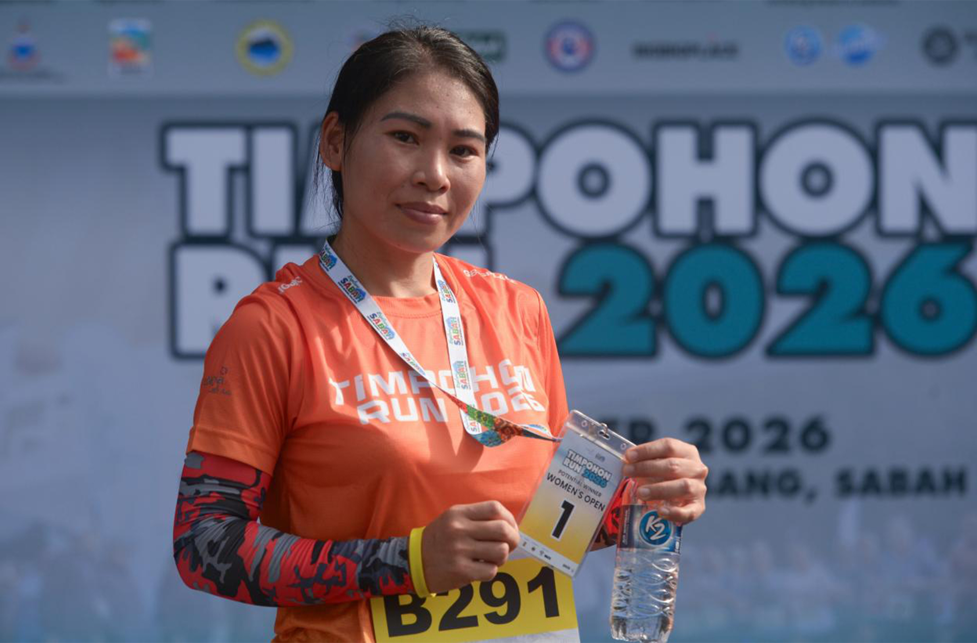 RANAU, 17 Okt -- Pelari berasal dari Kiulu, Nancy Bongkuron melakar rekod baharu bagi menjuarai kategori terbuka wanita Timpohon Run 2026 dengan menamatkan perlumbaan dalam masa satu jam lapan minit di sini, hari ini.  Acara yang dianjurkan oleh Lembaga Pelancongan Sabah dengan kerjasama Taman-Taman Sabah ini merupakan acara pembuka tirai bagi Climbathon Antarabangsa Gunung Kinabalu ke-33 yang akan berlangsung esok.  --fotoBERNAMA (2026) HAK CIPTA TERPELIHARA.