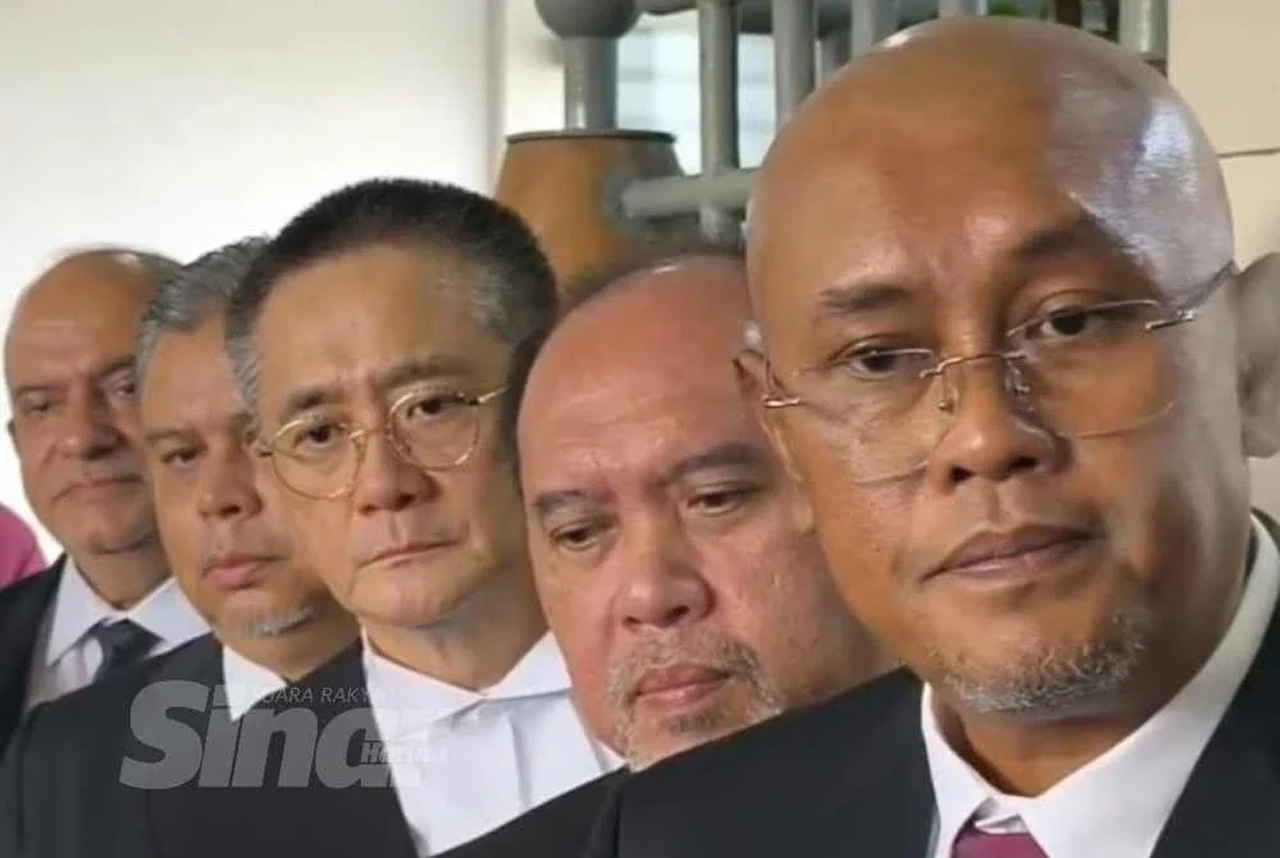 (Dari kanan) Rosal, Ahmad Zaidi, Kitson, Badruzzaman dan Baljit hadir ke Mahkamah Majistret Sepang pada Rabu bagi sidang akhbar kes dihadapi Mohd Shuhaily. Foto Sinar Harian