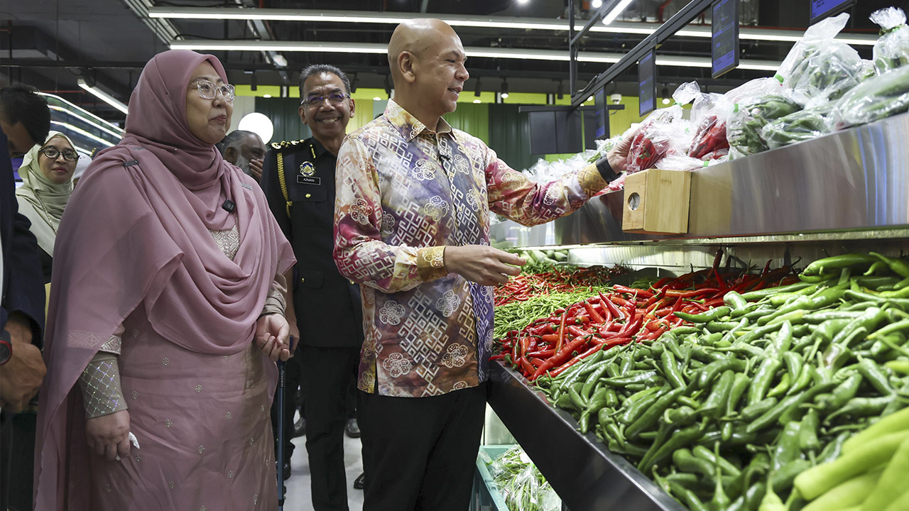 KUALA LUMPUR, 29 Okt -- Menteri Perdagangan Dalam Negeri dan Kos Sara Hidup Datuk Armizan Mohd Ali (kanan) melihat cili merah ketika hadir pada Majlis Pelaksanaan Skim Harga Maksimum Musim Perayaan Deepavali 2026 di ST Rosyam Mart hari ini._BERNAMA